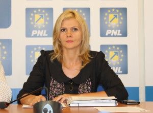 Boghicevici este “îngrijorată” de soarta bugetarilor, însă uită că a susţinut tăierile de salarii în 2010 Boghicevici este “îngrijorată” de soarta bugetarilor, însă uită că a susţinut tăierile de salarii în 2010