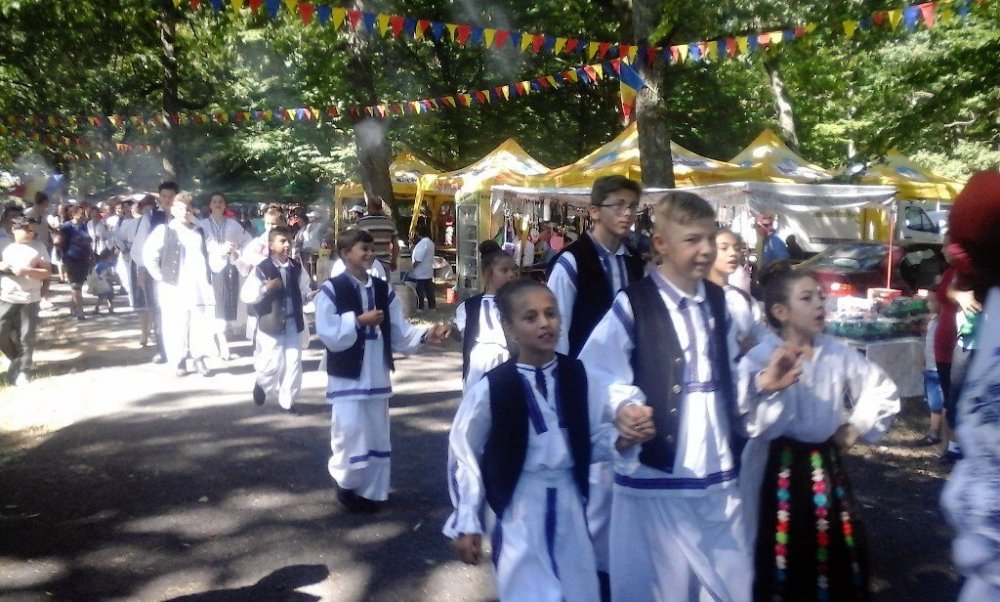 Ăștia de dreapta s-au supărat că Praznicul de Pită Nouă e de stânga! Ăștia de dreapta s-au supărat că Praznicul de Pită Nouă e de stânga!