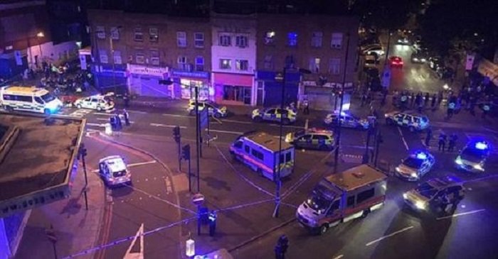 Un nou atentat la Londra. O mașină a lovit un grup de pietoni, în apropierea unei moschei Un nou atentat la Londra. O mașină a lovit un grup de pietoni, în apropierea unei moschei