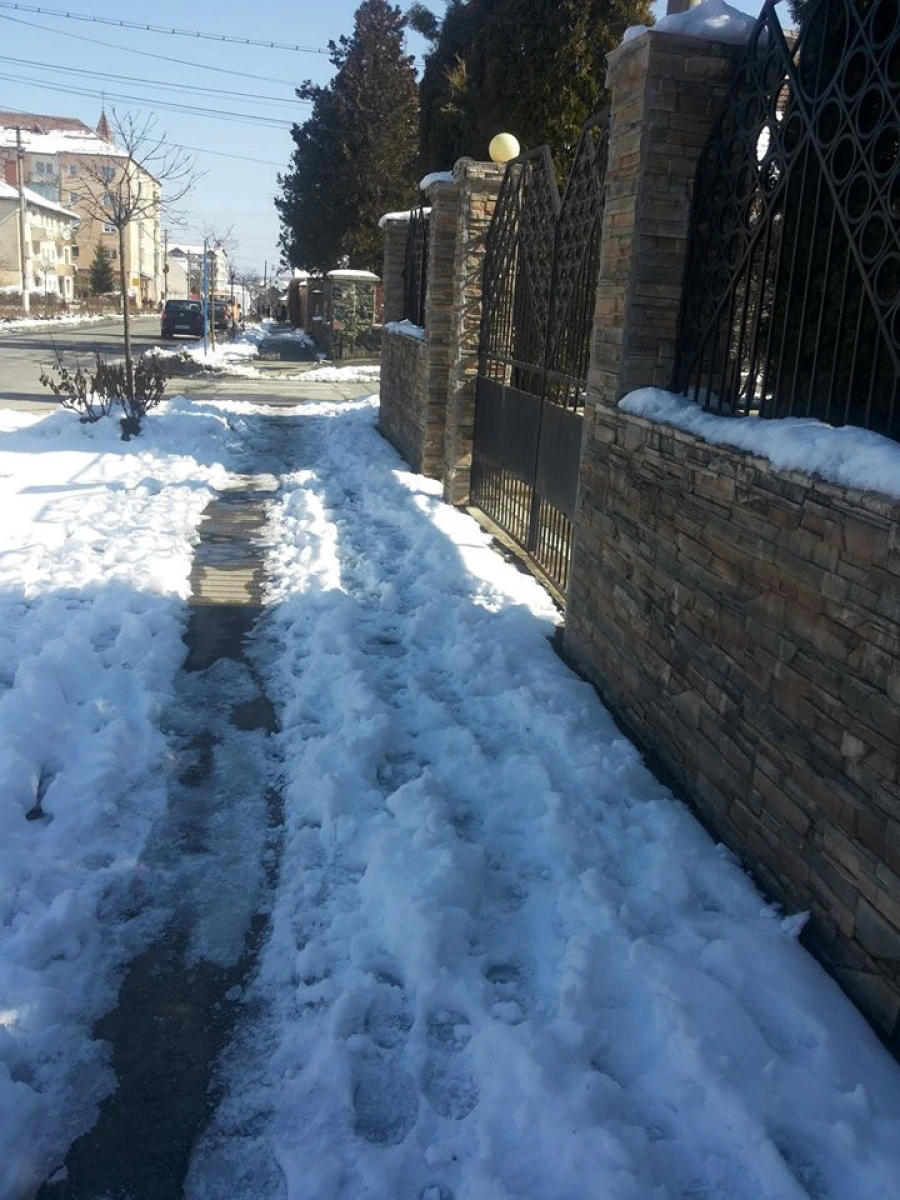 1.500 lei amenda pentru necurățarea zăpezii din fața casei