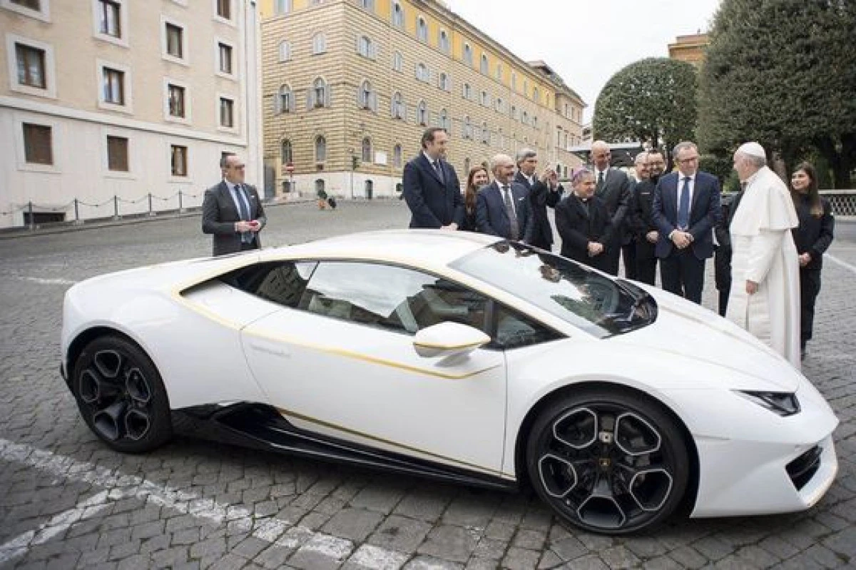 10 dolari. Cu atât ar putea fi câștigat un automobil binecuvântat de Papa Francisc