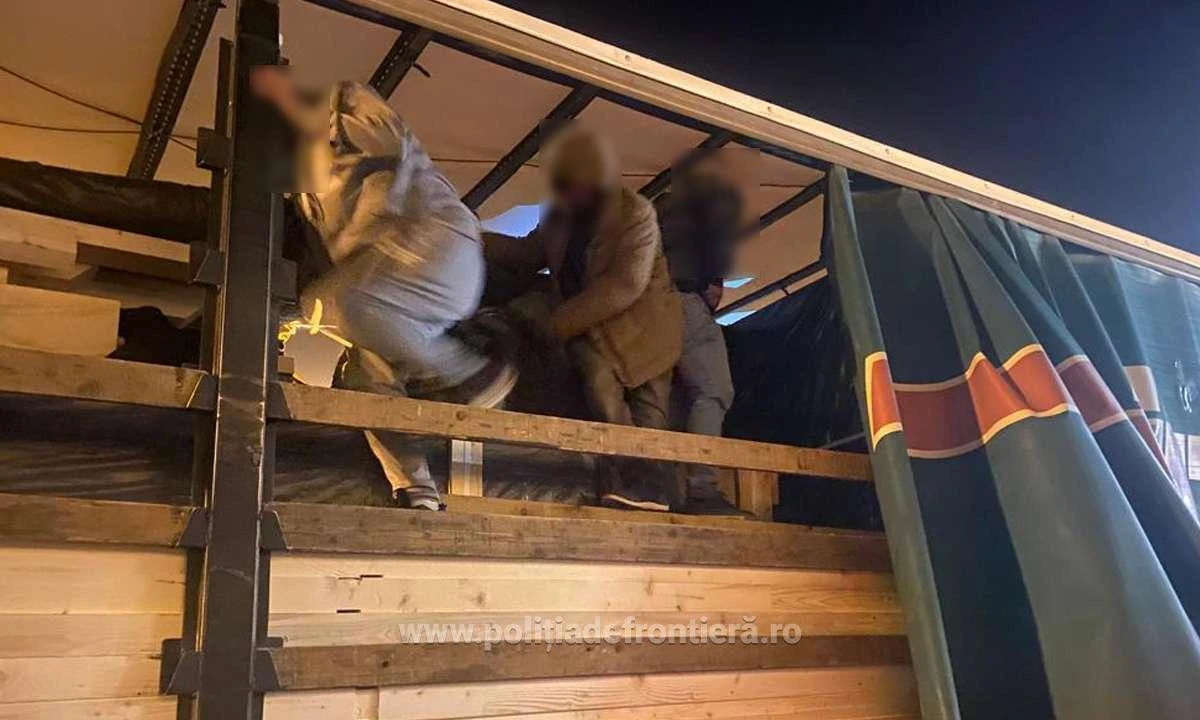 11 cetățeni străini ascunși în două automarfare, depistați la frontiera cu Ungaria