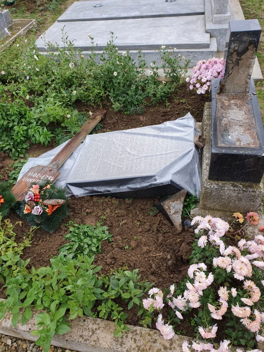 11 morminte au fost vandalizate în cimitirul reformat din Vânători, județul Arad