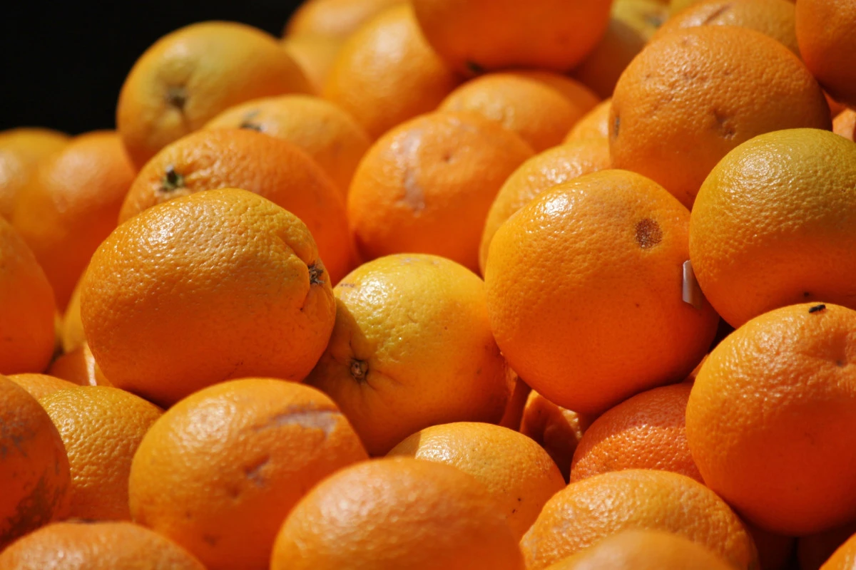 12 tone de portocale cu pesticide, vândute în hypermarketuri din România
