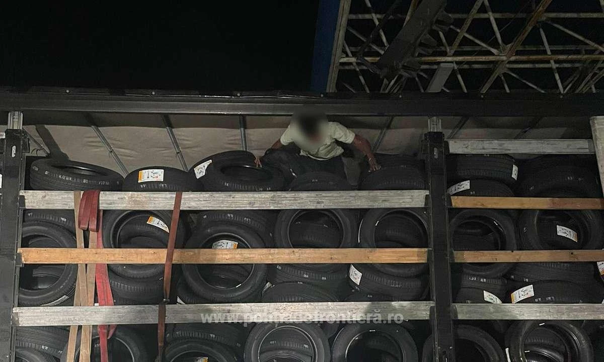 13 cetăţeni străini au încercat să treacă în Ungaria ascunși în două TIR-uri