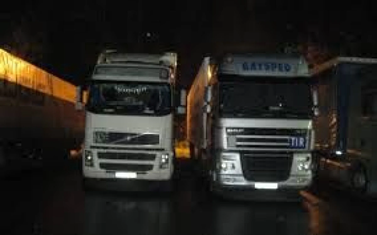 13 ROMÂNI, CONDAMNAȚI ÎN FRANȚA PENTRU FURT DIN TIRURI