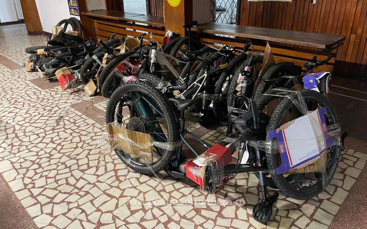 14 biciclete fără documente de proveniență, estimate la aproximativ 50.000 de lei, descoperite de polițiștii de frontieră arădeni