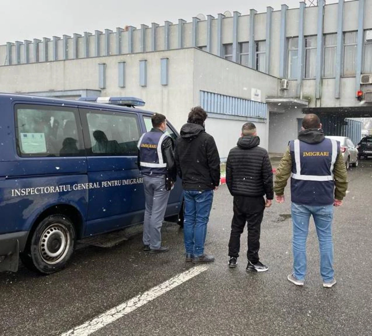 16 cetățeni afgani, îndepărtați sub escortă de polițiștii arădeni