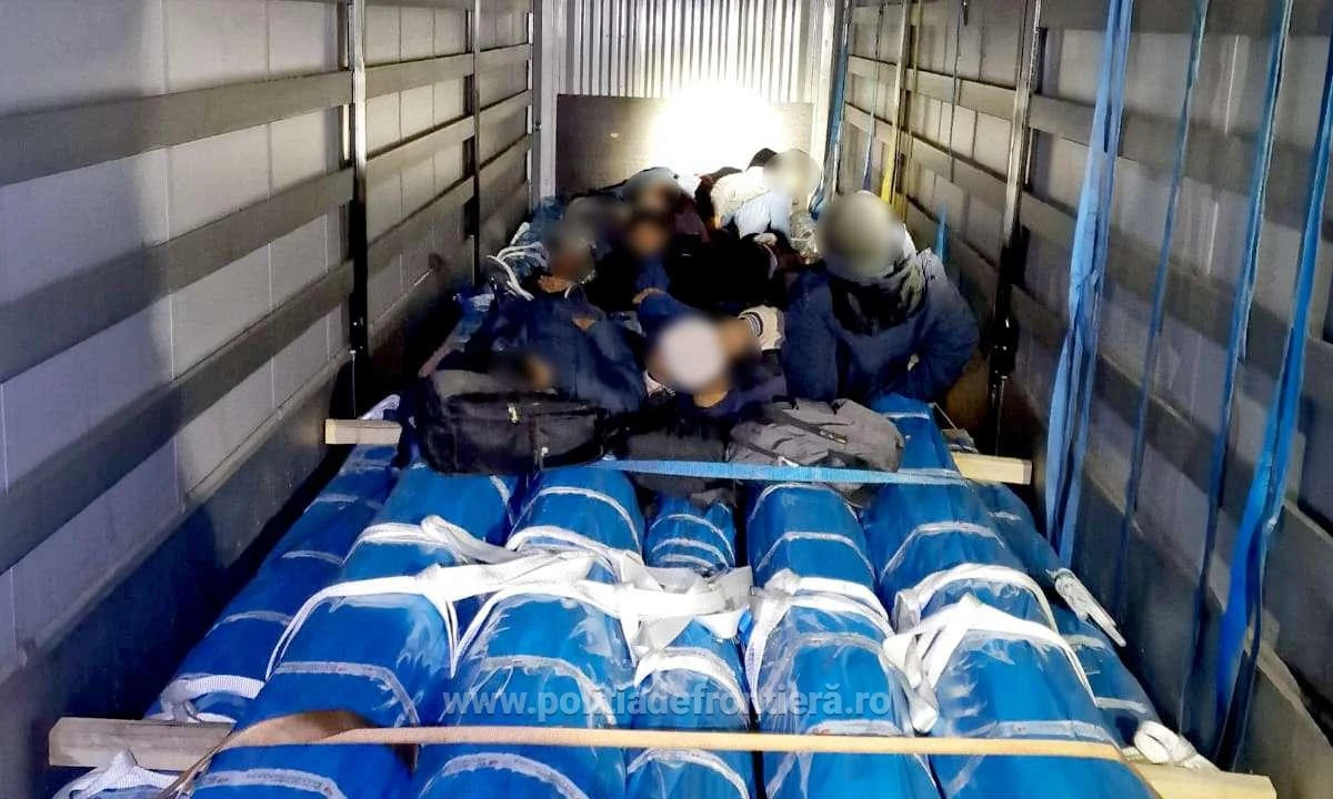 16 cetățeni din Bangladesh au fost descoperiți într-un TIR, la Nădlac