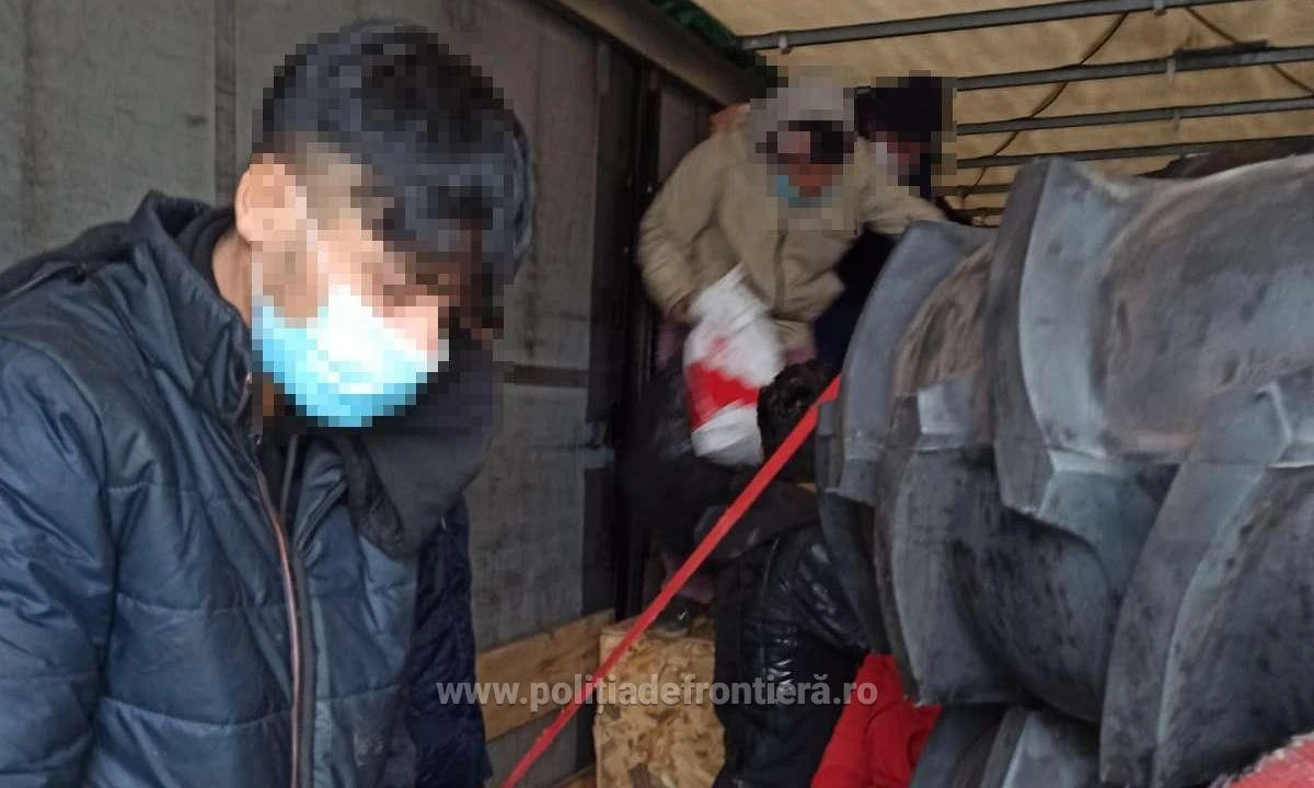 17 cetăţeni din Afganistan și Pakistan, depistați ascunşi în TIR-uri la frontiera cu Ungaria