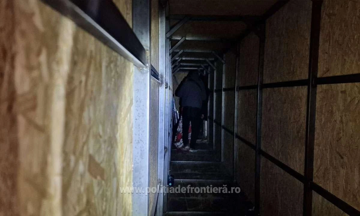 17 refugiați au încercat să treacă ilegal frontiera, ascunși într-un TIR
