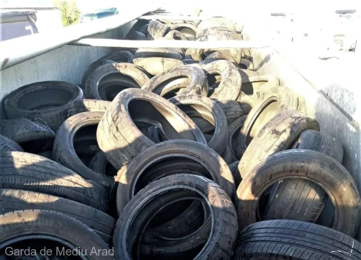 17 tone de deșeuri din cauciuc şi material plastic, oprite la P.T.F Nădlac II