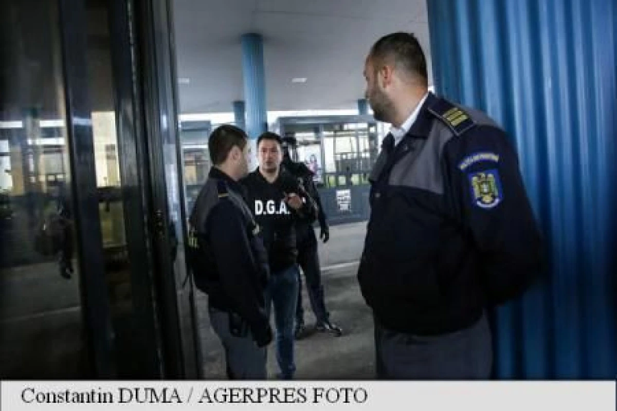 18 POLIȚIȘTI DE LA MORAVIȚA, REȚINUȚI DE PROCURORI