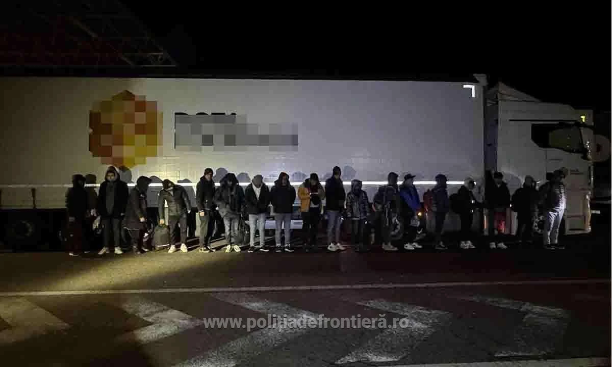 18 refugiați au încercat să treacă ilegal frontiera în Ungaria, ascunşi într-un TIR
