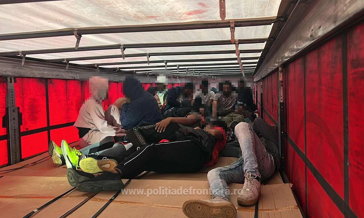 19 refugiați au fost găsiți într-un TIR cu piese auto, la Nădlac II