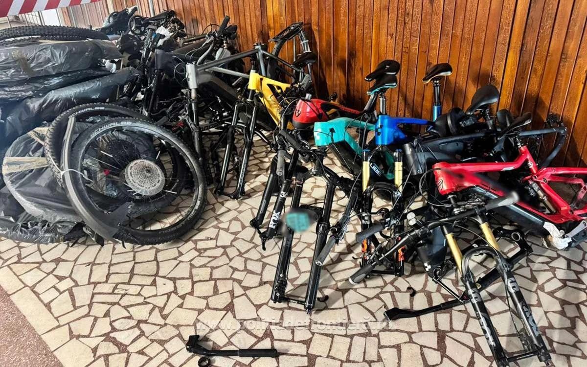 20 de biciclete și o trotinetă electrică, estimate la 475.000 de lei, descoperite de polițiștii de frontieră la Nădlac