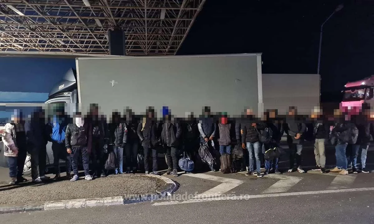 20 de cetățeni străini care intenţionau să treacă ilegal frontiera, găsiţi ascunşi într-o autoutilitară, la Nădlac