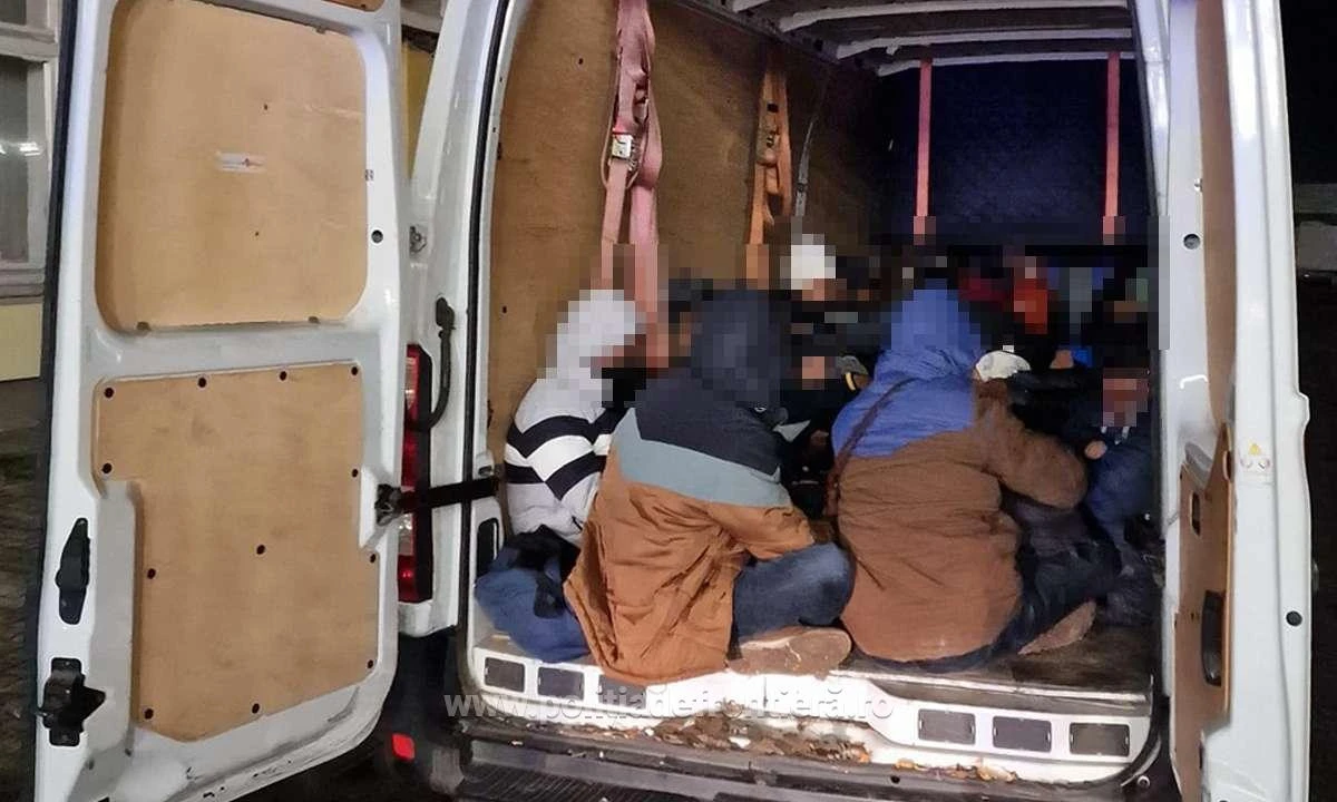 20 de persoane din Bangladesh și Siria, depistate ascunse într-un microbuz, la PTF Nădlac