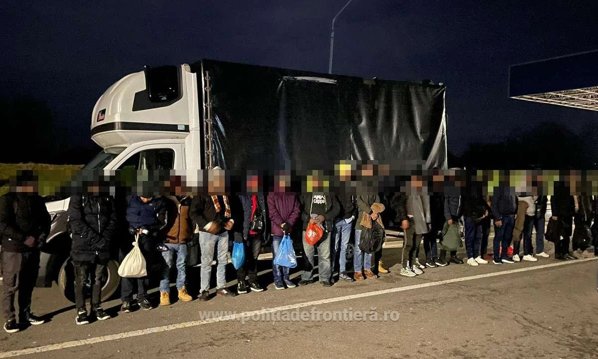 22 de cetăţeni străini, depistați ascunși în două TIR-uri la Nădlac II