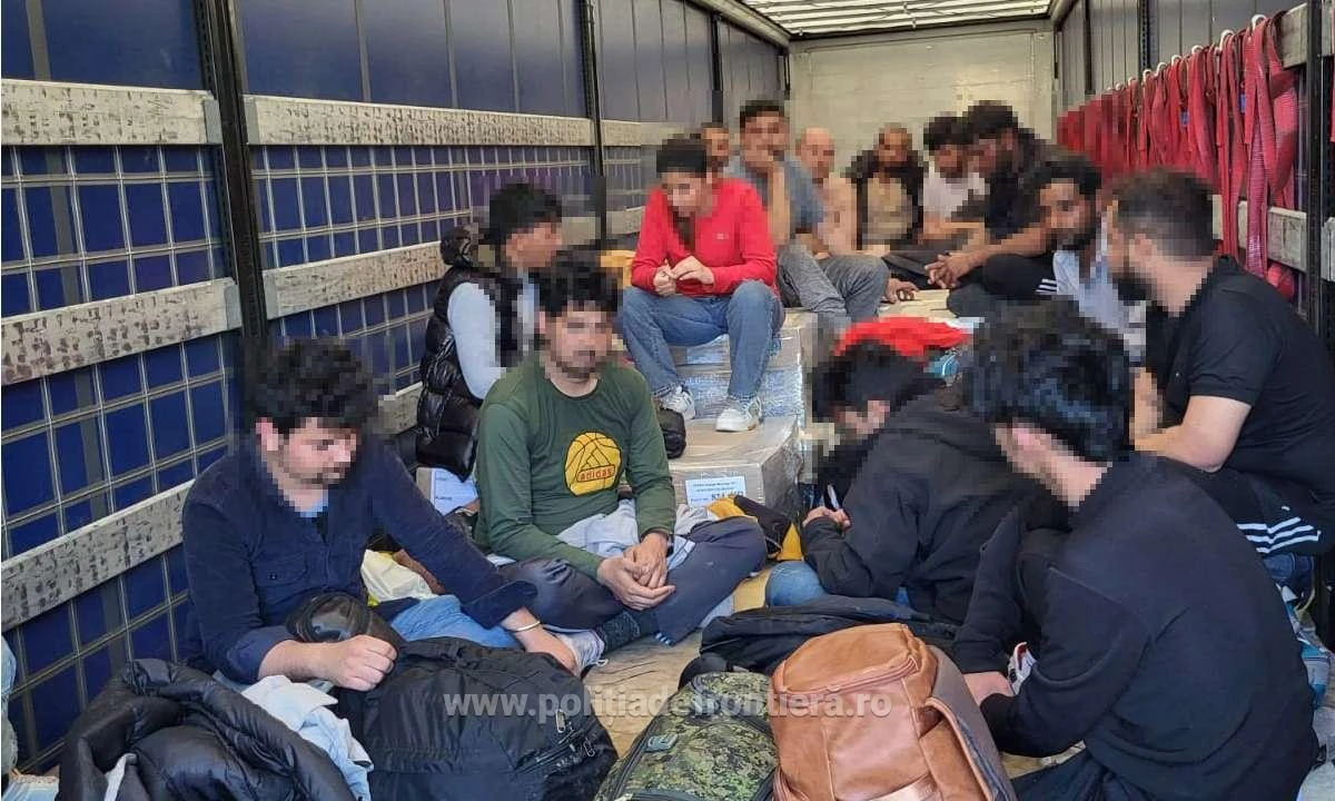 22 de cetăţeni străini, depistați ascunși în două TIR-uri la PTF Vărșand