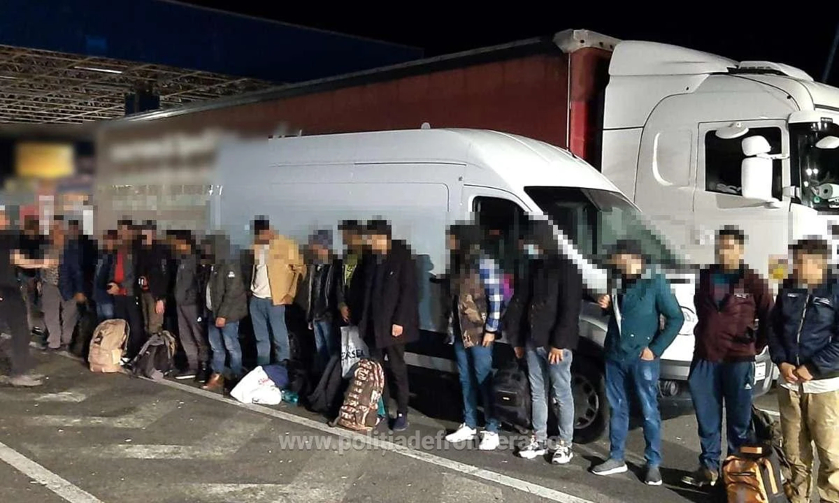 22 de cetățeni străini, depistați ascunși într-o autoutilitară, la Turnu