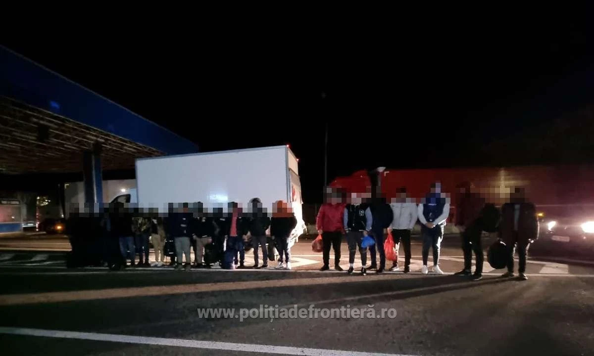 23 de refugiați au fost descoperiţi într-o autoutilitară, la Nădlac II