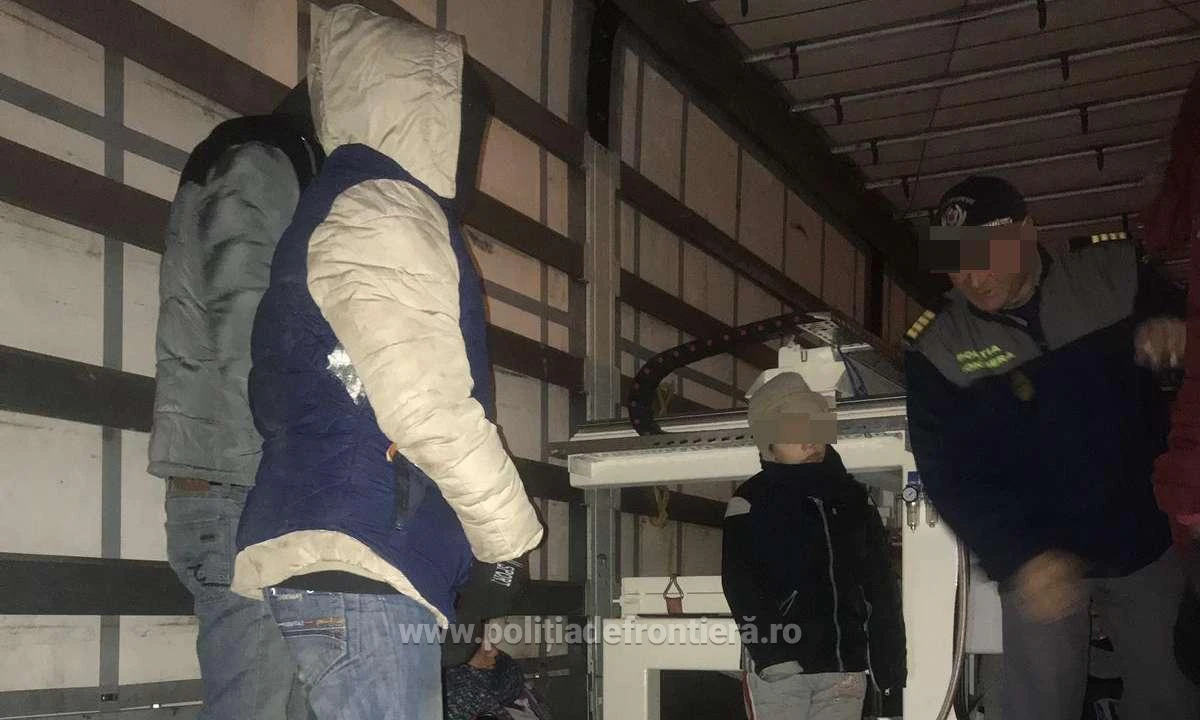 24 de cetățeni străini ascunși într-un automarfar, depistaţi de poliţiştii de frontieră