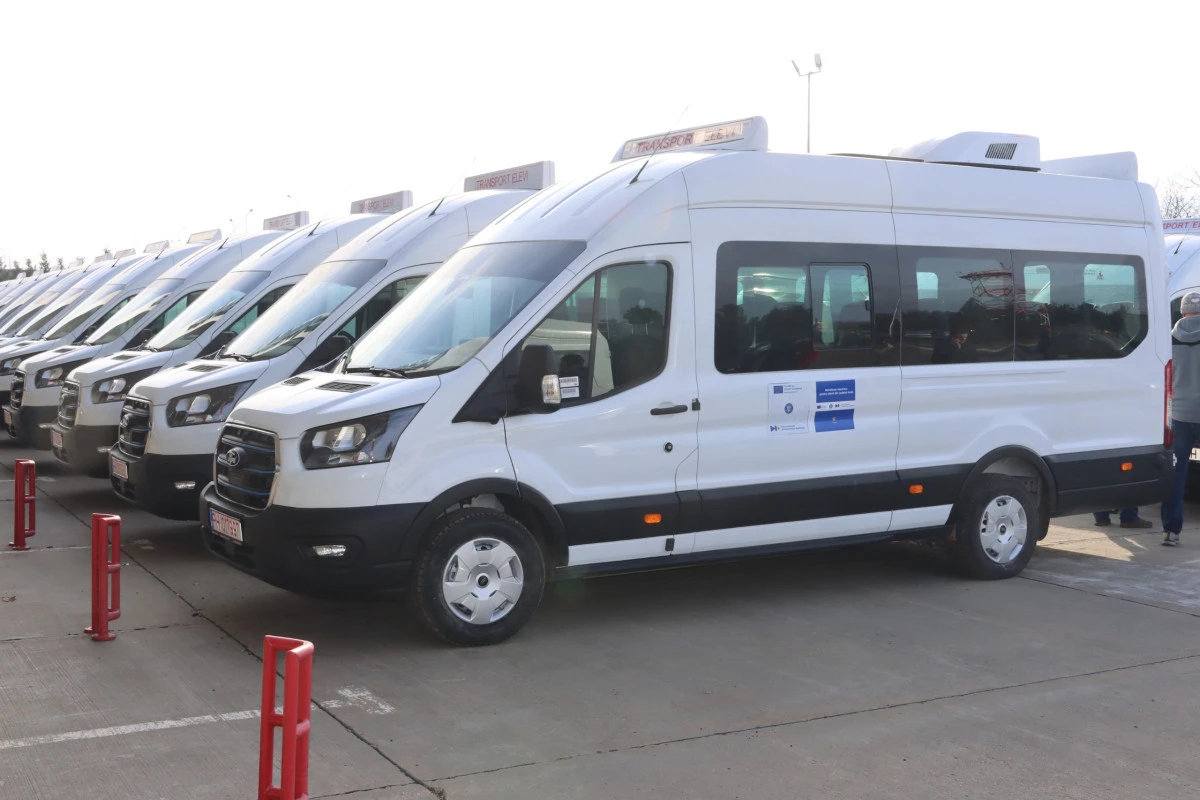 24 de comune din județ beneficiază de microbuze electrice noi