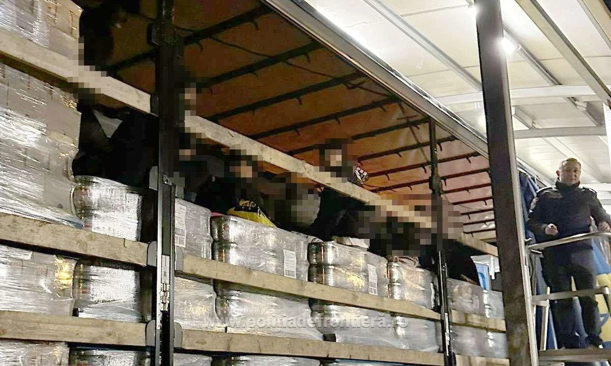 25 de refugiați au fost descoperiți într-un TIR cu alimente, la Nădlac II