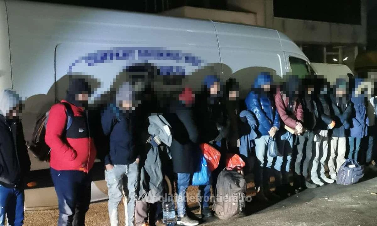 26 de cetăţeni străini, depistați ascunși în două autoutilitare la Nădlac I și II