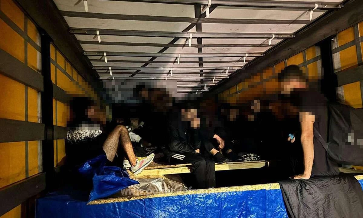 28 de cetăţeni străini, găsiți în două TIR-uri la frontiera cu Ungaria