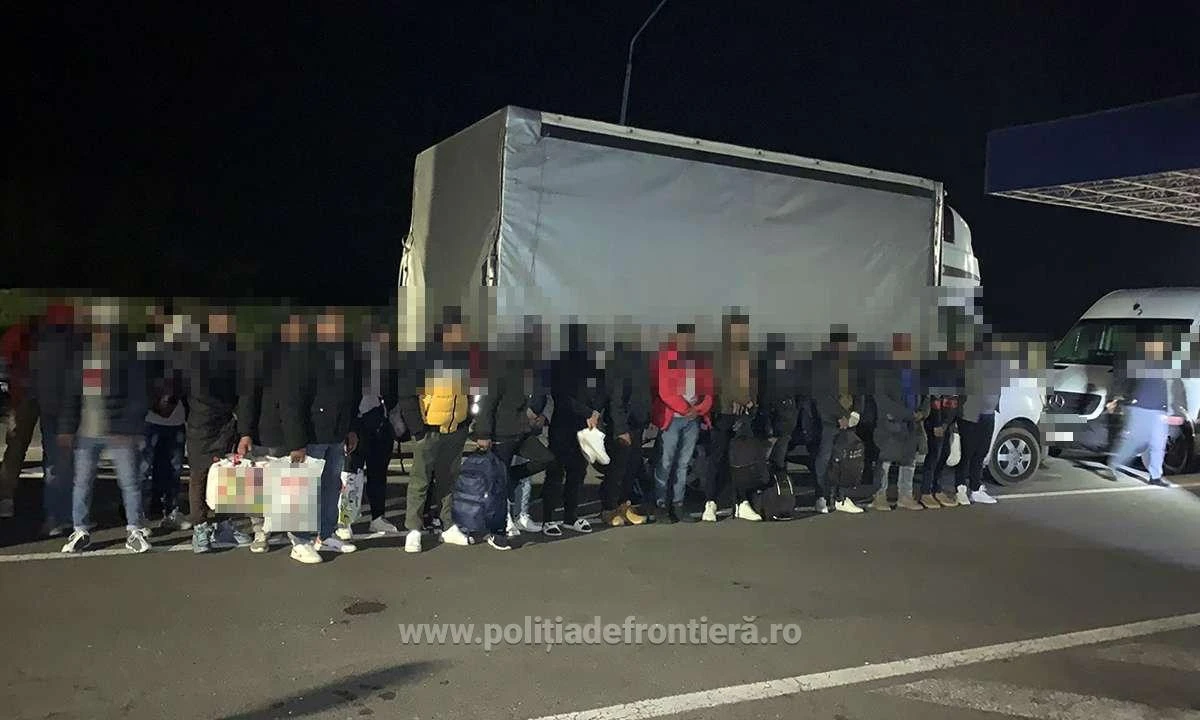 28 de refugiați, depistaţi într-o autoutilitară. Intenţionau să treacă fraudulos frontiera în Ungaria