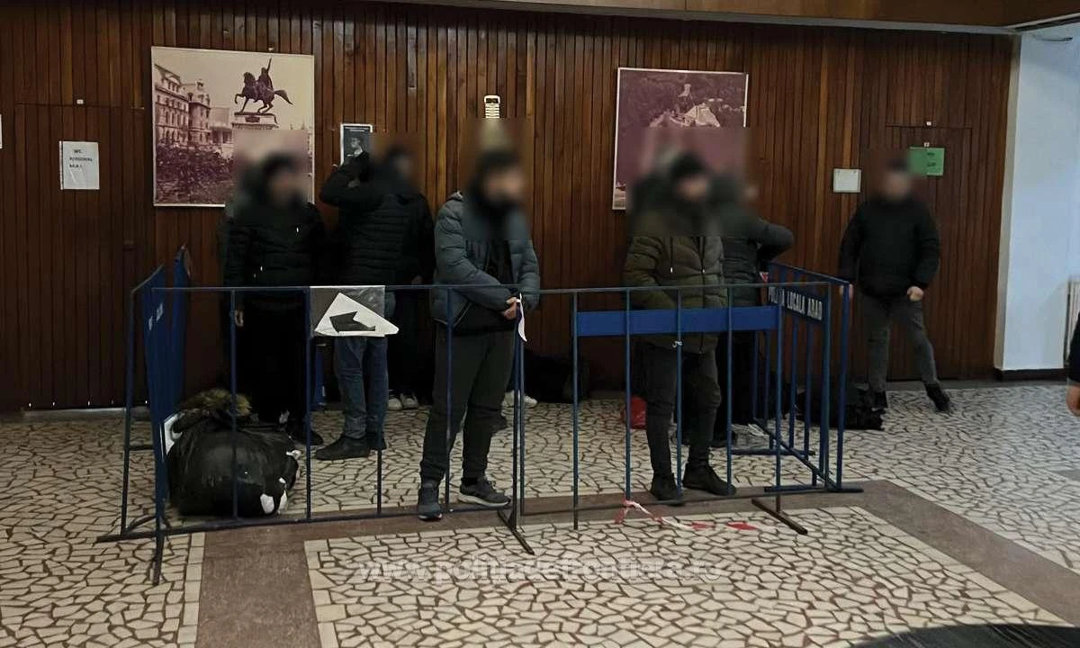 29 de refugiați au încercat să treacă în Ungari ascunși într-un TIR cu mobilă