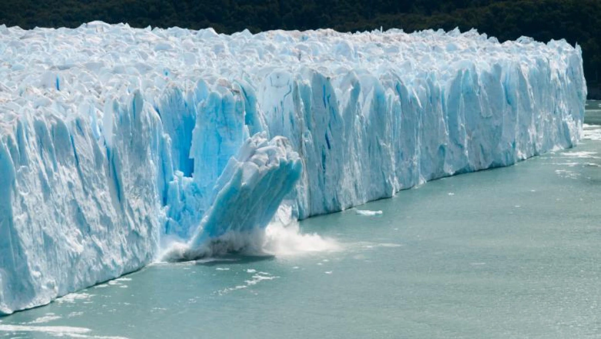 300 de miliarde de tone de gheață se topesc anual din Calota Glaciară