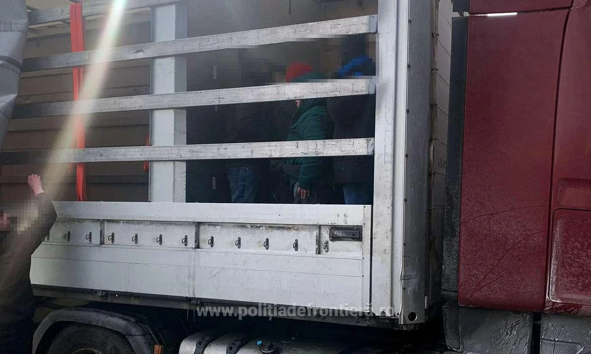 31 de cetăţeni străini ascunși în două automarfare, depistați de polițiștii de frontieră de la Nădlac II