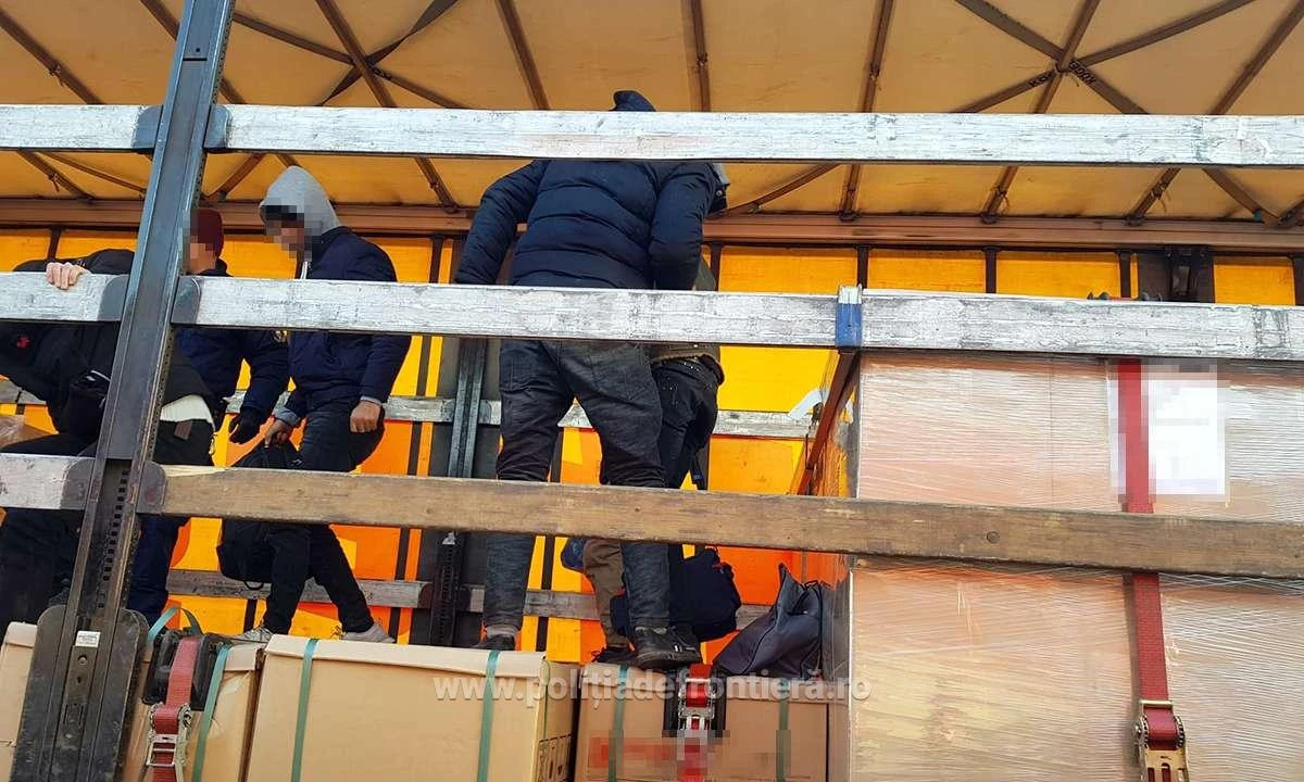 32 de cetăţeni străini au încercat să treacă vama Nădlac ascunși în TIR-uri