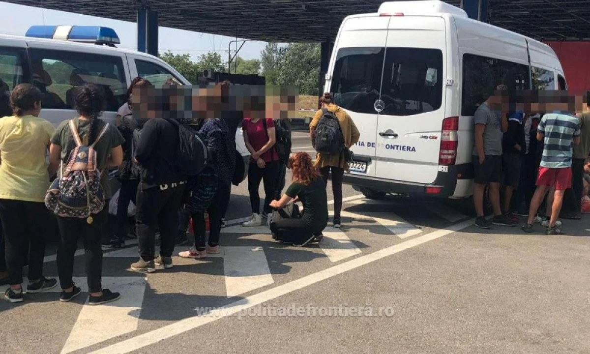 33 de irakieni au încercat să treacă ilegal frontiera, ascunse într-un automarfar