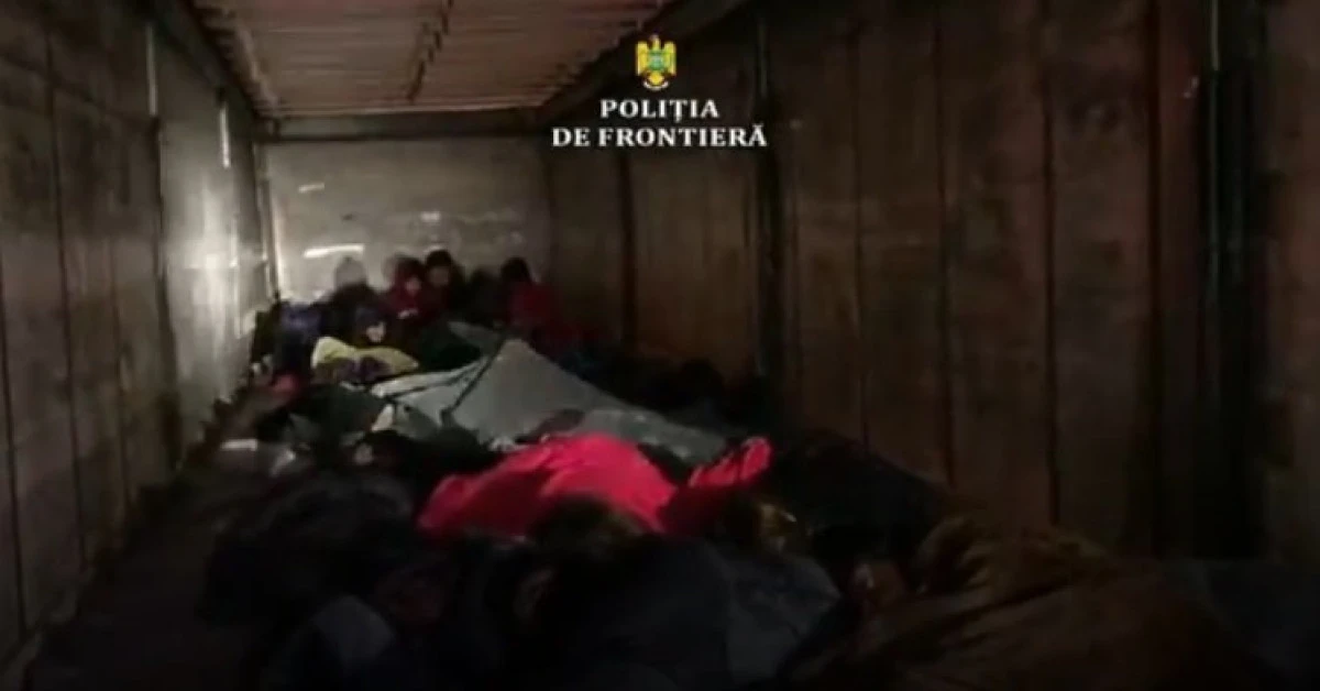 34 de migranți, ascunși printre cutii cu vopsea într-un automarfar, depistaţi în vama Nădlac