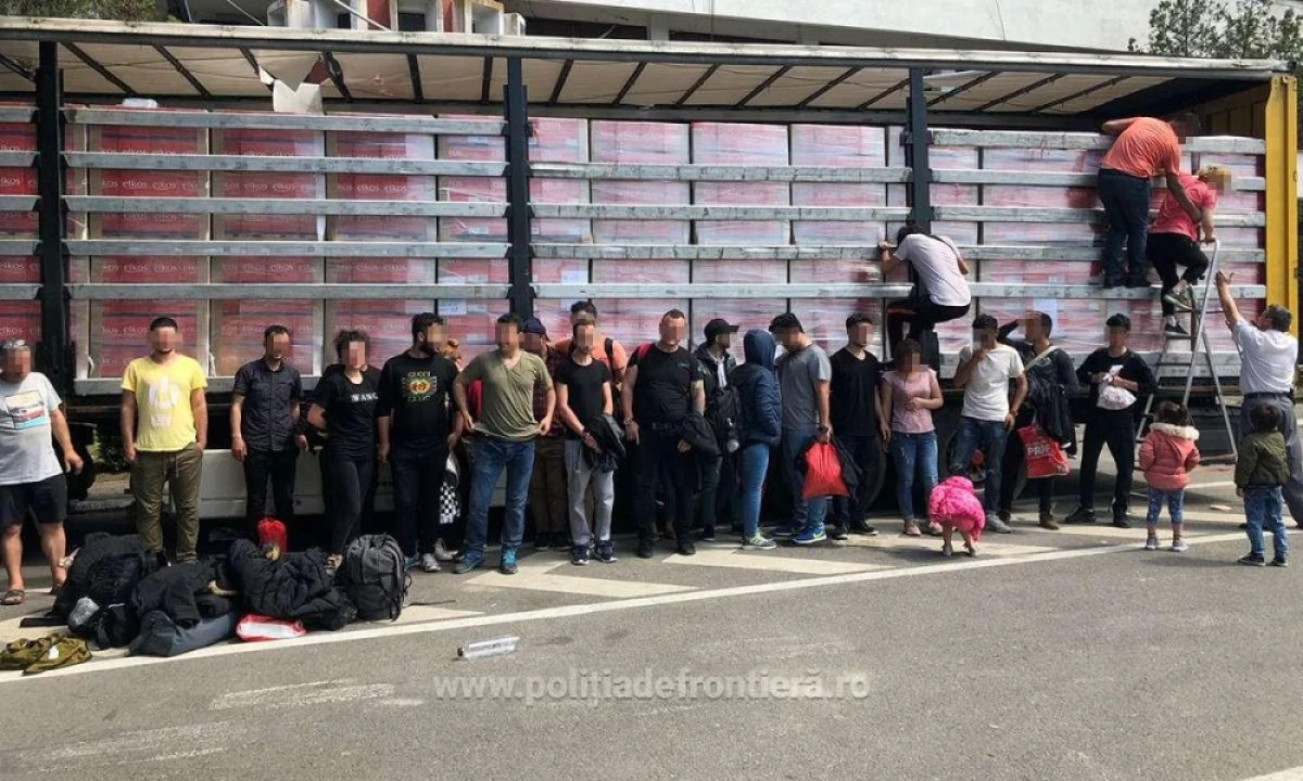 34 de persoane ascunse într-un automarfar, prinse în Vama Nădlac