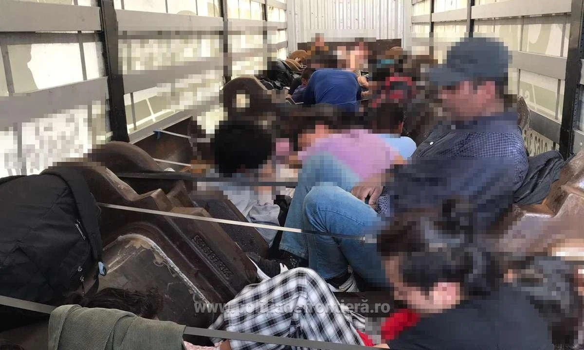 36 de refugiați, depistați ascunși într-un TIR, la Nădlac
