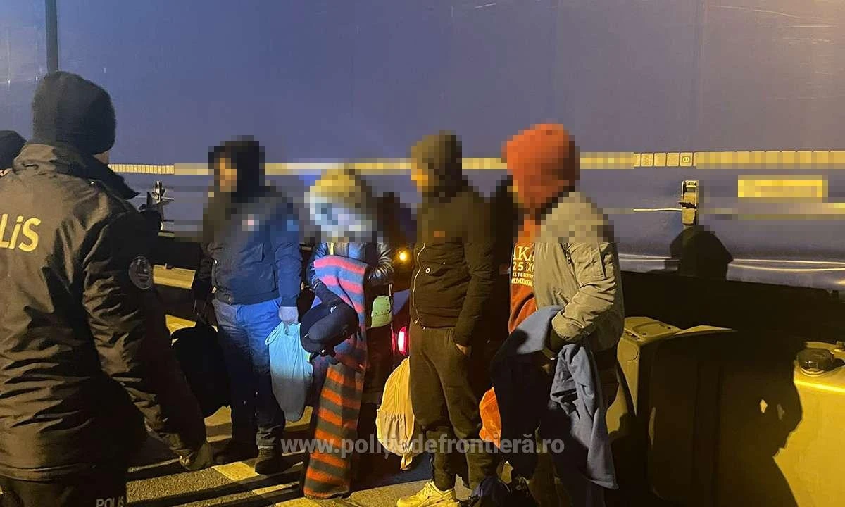 37 de refugiați, depistați ascunşi într-o autoutilitară și un ansamblu rutier la Nădlac II