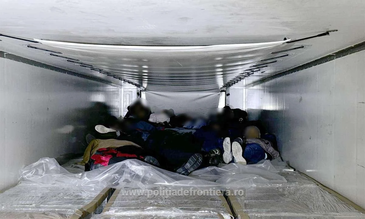 38 de refugiați, depistați ascunși în două TIR-uri la P.T.F. Nădlac