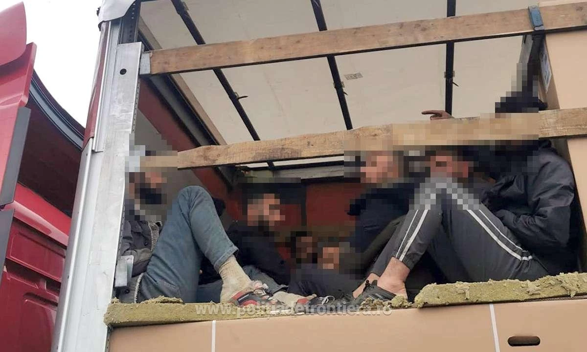 39 de cetăţeni străini depistați ascunși la Nădlac II, în două TIR-uri