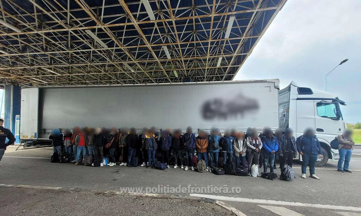 40 de refugiați au fost depistaţi într-un automarfar, în vama Nădlac
