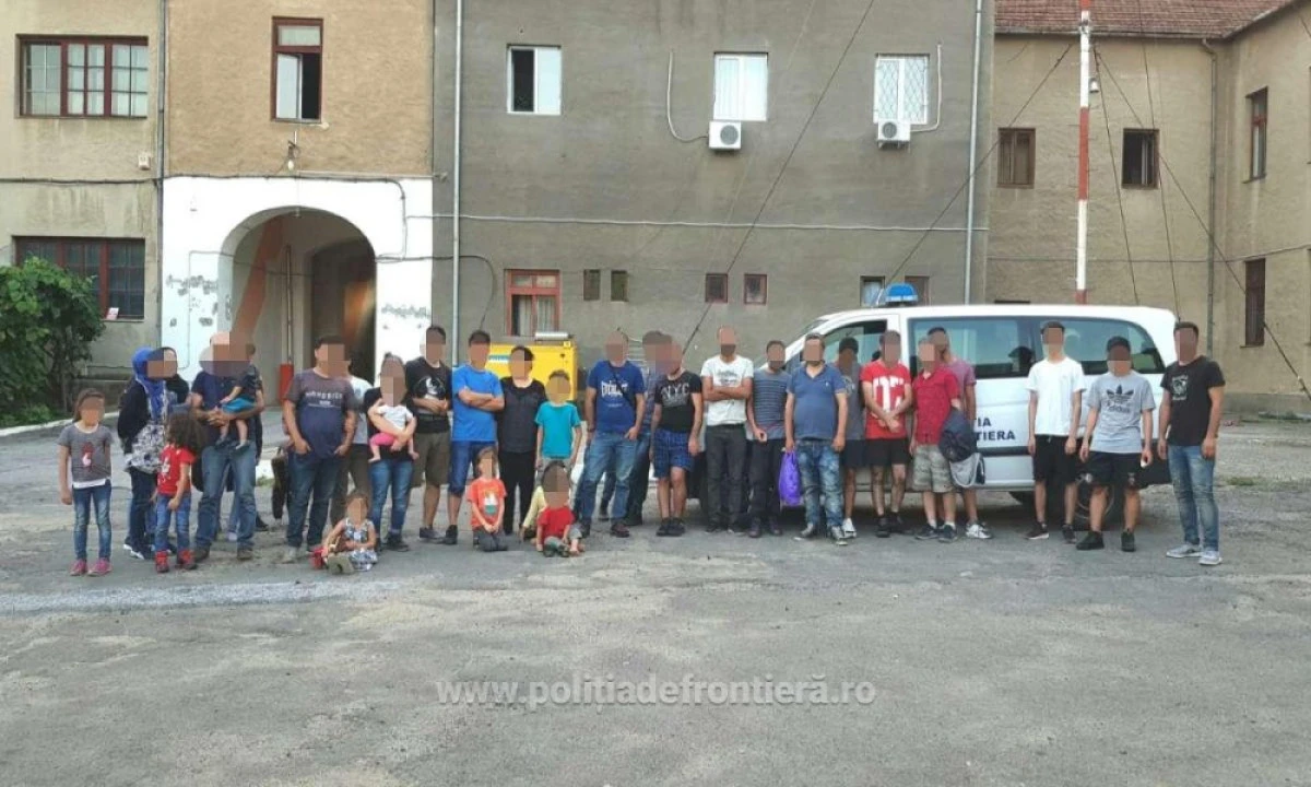 42 de persoane au încercat să treacă frontiera, ascunse într-un autocamion