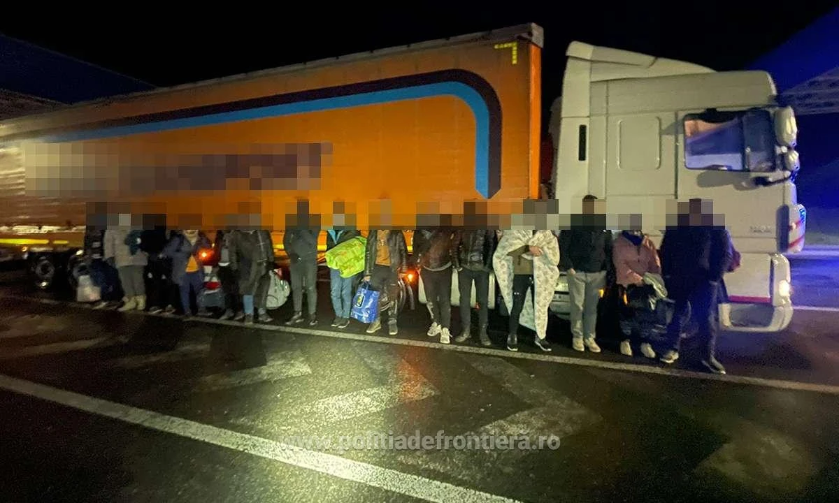44 de cetăţeni străini ascunși în trei mijloace de transport, depistați la Nădlac II