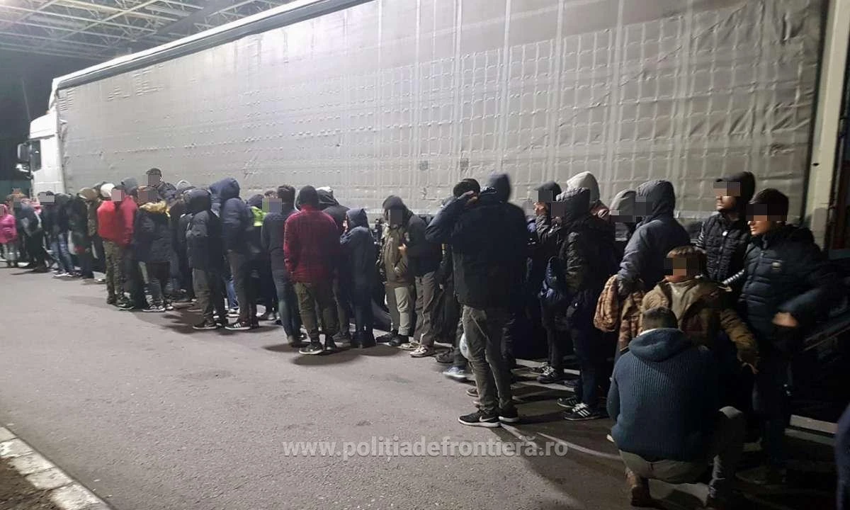 48 cetăţeni străini, descoperiți ascunşi în remorca unui automarfar în vama Nădlac   