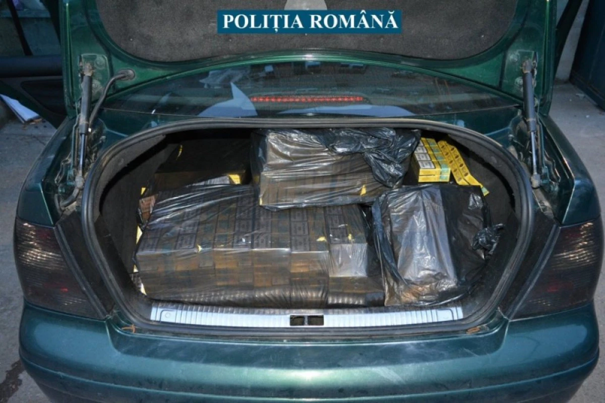 50.000 de țigarete de contrabandă, descoperite într-un autoturism în Arad