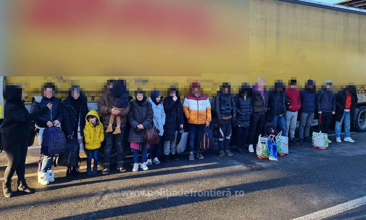 52 de cetăţeni străini ascunși în trei mijloace de transport, depistați de polițiștii de frontieră de la Nădlac II