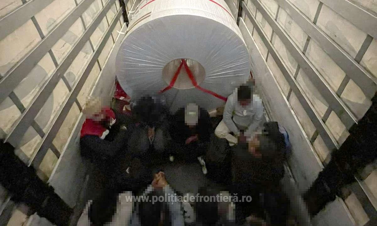 53 de cetăţeni străini au fost depistaţi ascunşi în două TIR-uri, la Nădlac II